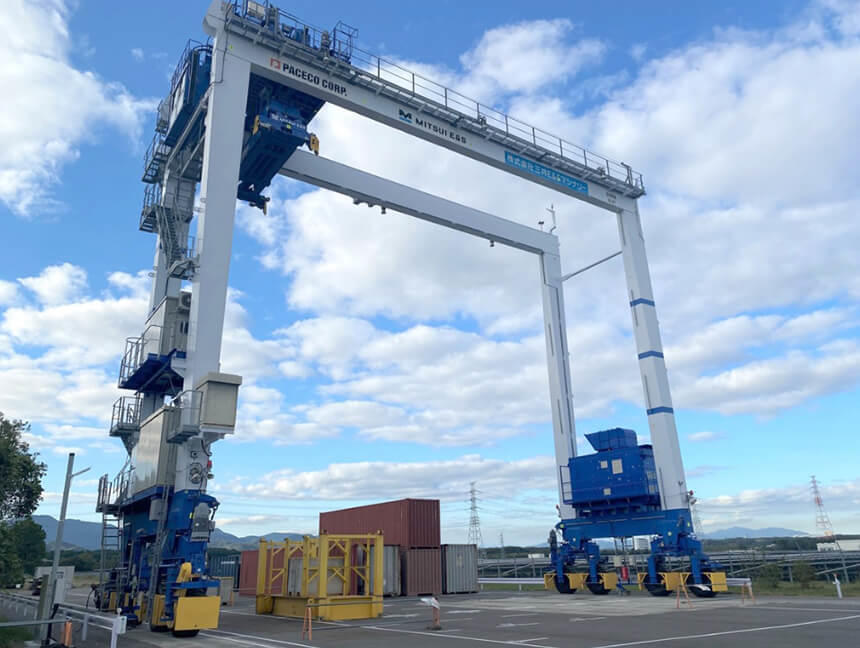 Rubber-Tired-Gantry crane (RTG) with hydrogen fuel cell (H2-ZE)