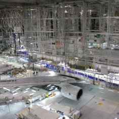 Docking system for aircraft maintenance with a moving scaffold